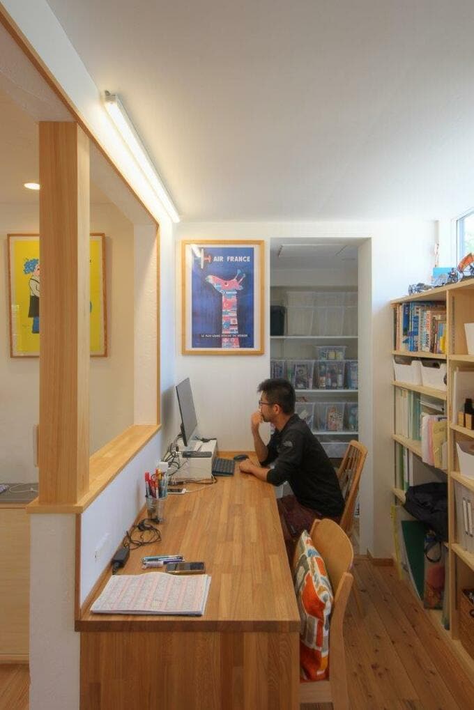 ワークスペースのデスク背面に壁面収納を設置