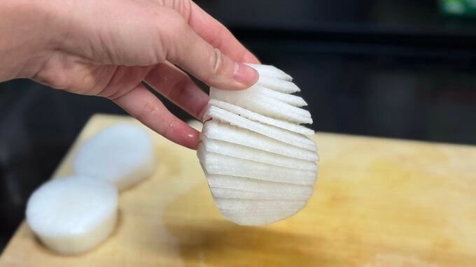 蛇腹に切ったダイコン