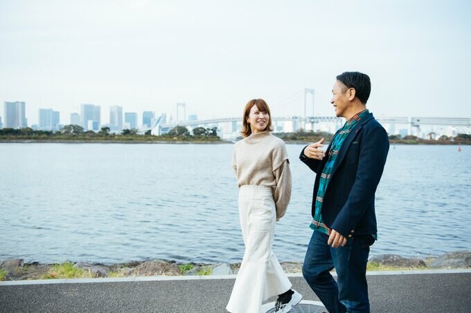 夫婦2人が歩いている
