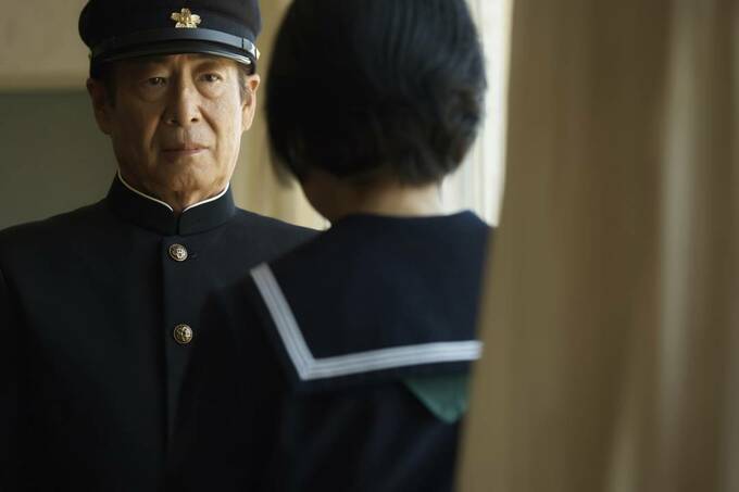 学生服をきた年配の男性