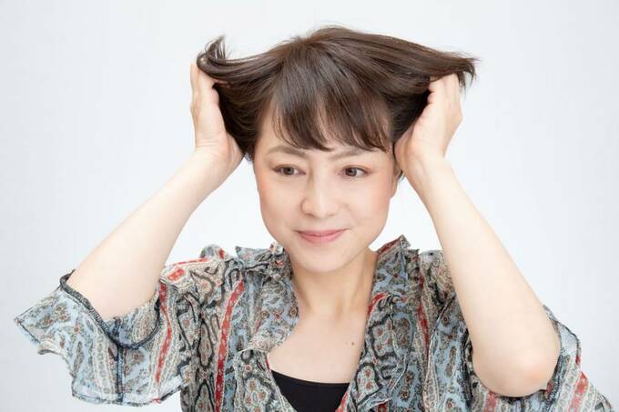 内側に手を入れて持ち上げる様子