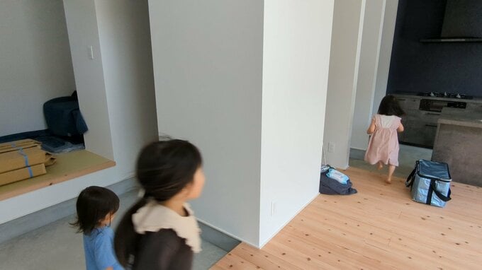 回遊動線で遊ぶ子ども