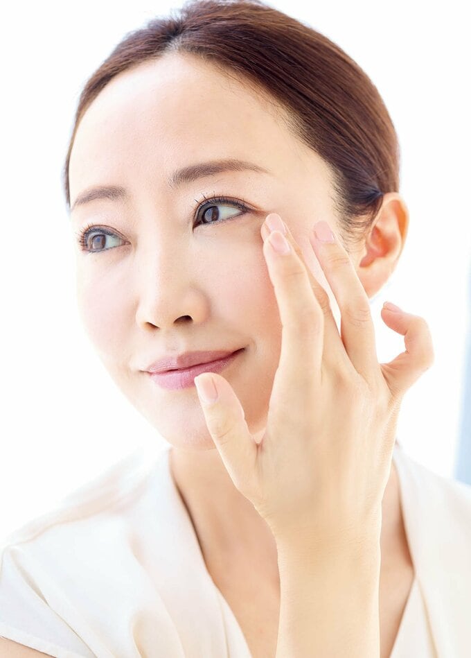 目元にクリームを塗る