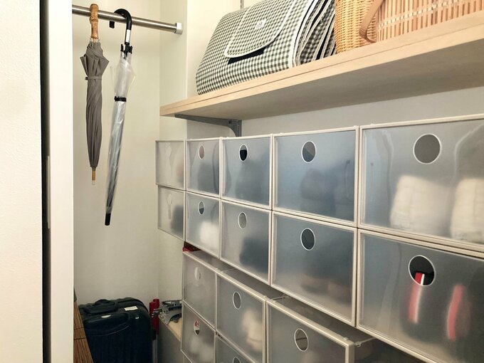 横長で通路幅が狭いシューズクローク