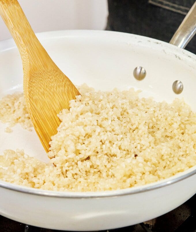 お米を炒める様子