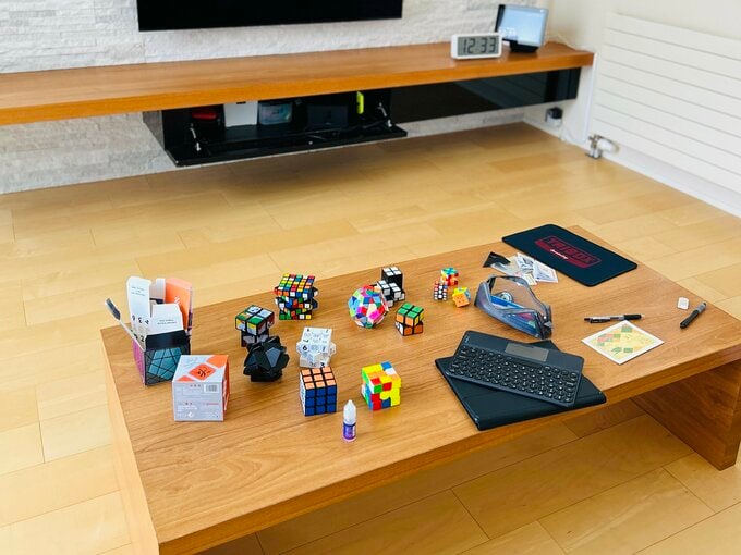 オモチャが置かれたローテーブル