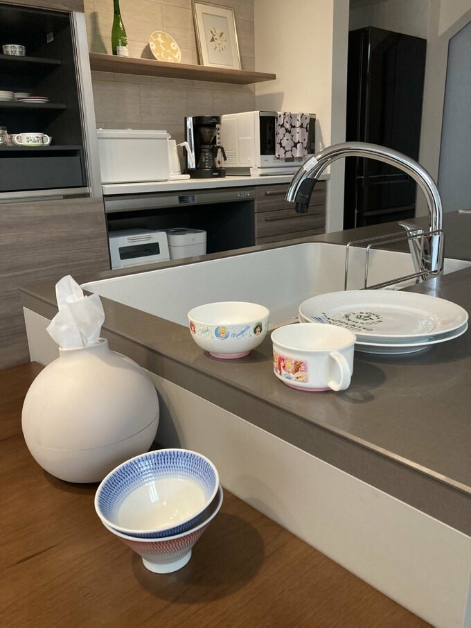 キッチンの端に集まった食器類