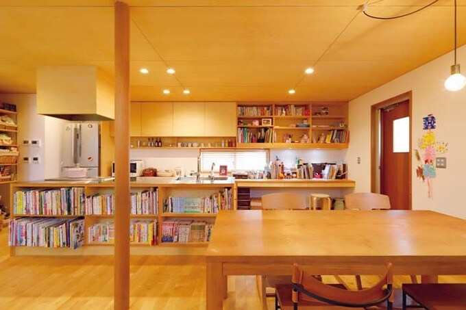 キッチンのダイニング側に設けられた本棚