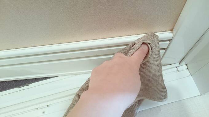 ドアの下の換気口を拭く