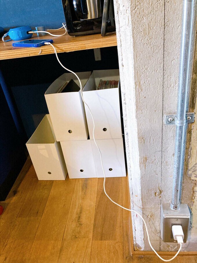 デスク足元のコンセントで充電