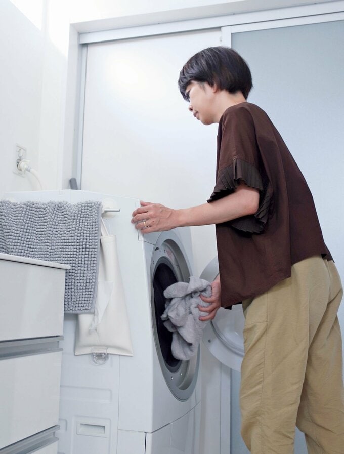 洗濯する女性