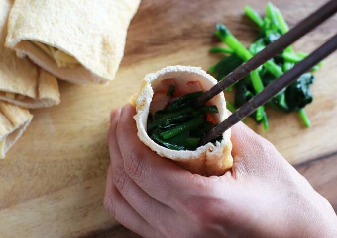 油揚げにベーコンとホウレンソウをつめる