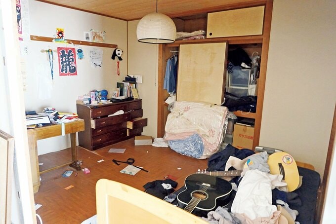 床に荷物のある部屋