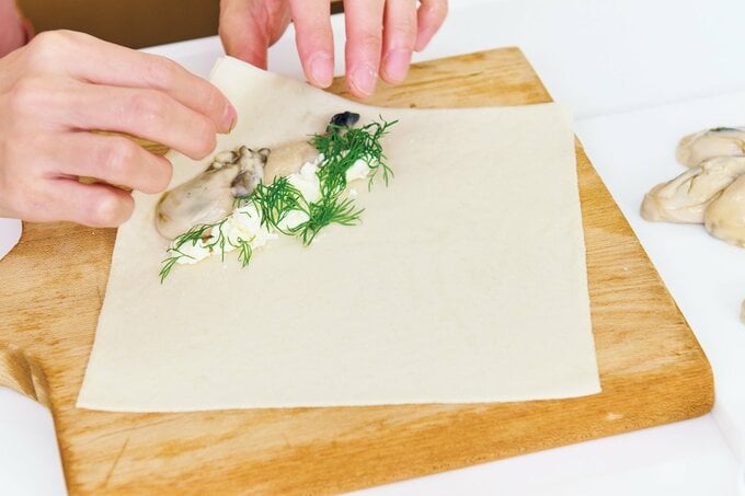 春巻きを手前から巻く