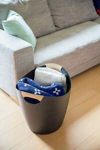 ソファで使うひざかけはリビングのカゴに
