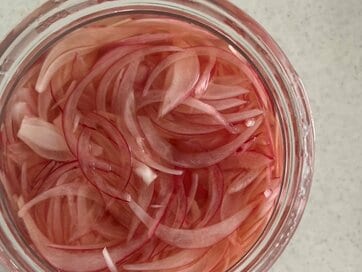 繰り返しつくる「酢タマネギ」レシピ。簡単につくれて日もちもして優秀