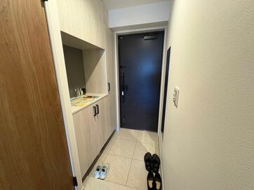 狭い玄関を広く見せるために「やってよかった工夫」。3年住んでわかったデメリットと注意点も