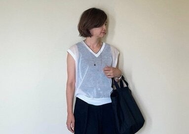 50代、トレンドの「シアートップス」の取り入れ方。インナー選びのコツも解説