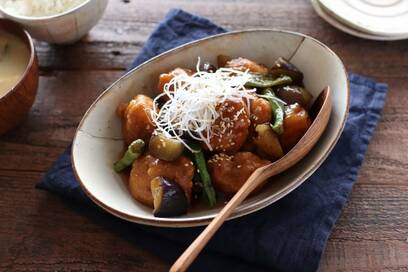 市販の総菜も栄養たっぷりに！から揚げとナスの甘酢あんかけ