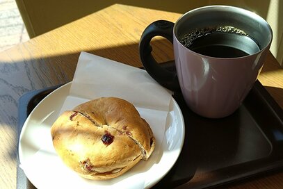 50代おひとりさま「休日の朝ごはん」の楽しみ方。早めに家を出て、旅先のカフェでモーニングを食べる