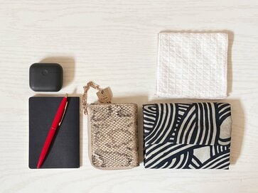 50代「バッグ1つで」身軽に外出。中身は極力少なく、風呂敷は必ず持ち歩く