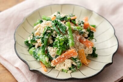 菜の花と春ニンジンの白あえ。食卓が一気に春らしくなる副菜レシピ