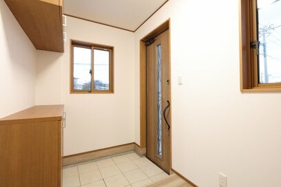 玄関をスッキリさせるために「捨てるべきもの」。玄関先に置く必要のないものとは