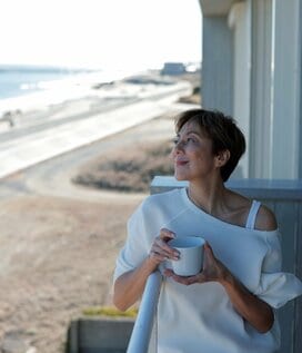 56歳、RIKACOさんが50代になって変わったこと。「昔は人の目が気になる面もあったけど…」