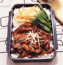＜カレー風味のショウガ焼き弁当＞ちょいたしカレー粉でうまさアップ！