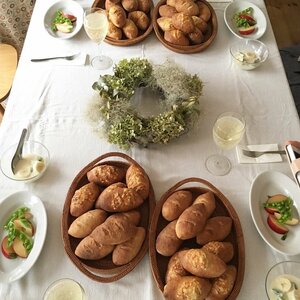 テーブルの中央にリースを置いてみる