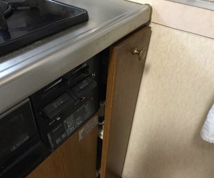 備え付け調味料入れ