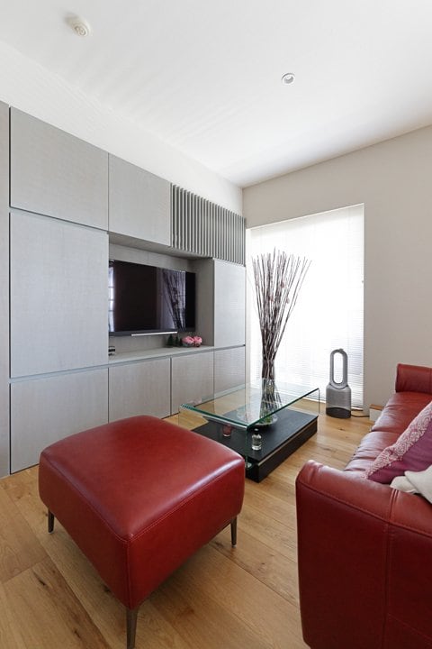 グレーの面材でテレビボードを造作したリビング