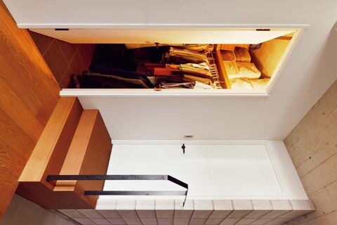 ウォークインクローゼットへの階段