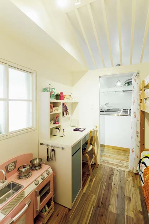 格子屋根にして傾斜させた天井