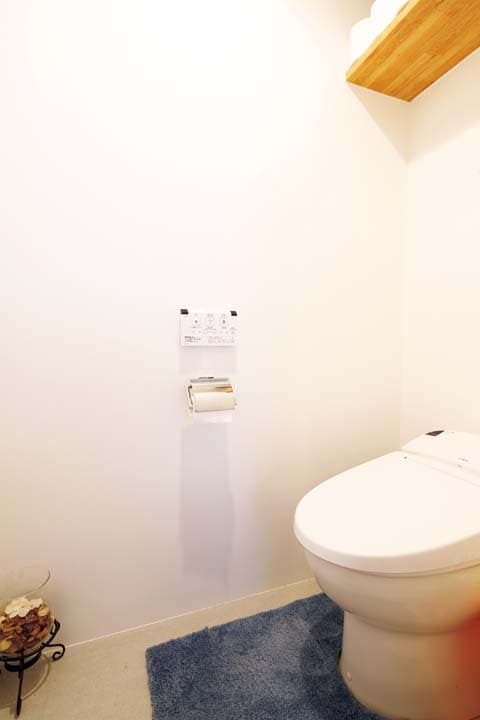 アクセスしやすい場所にあるシンプルなトイレ