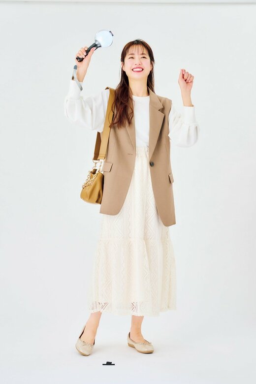 笑顔でペンライトを振る女性