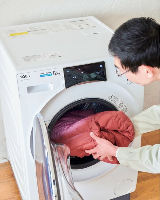 ジャケットを洗濯機に入れる