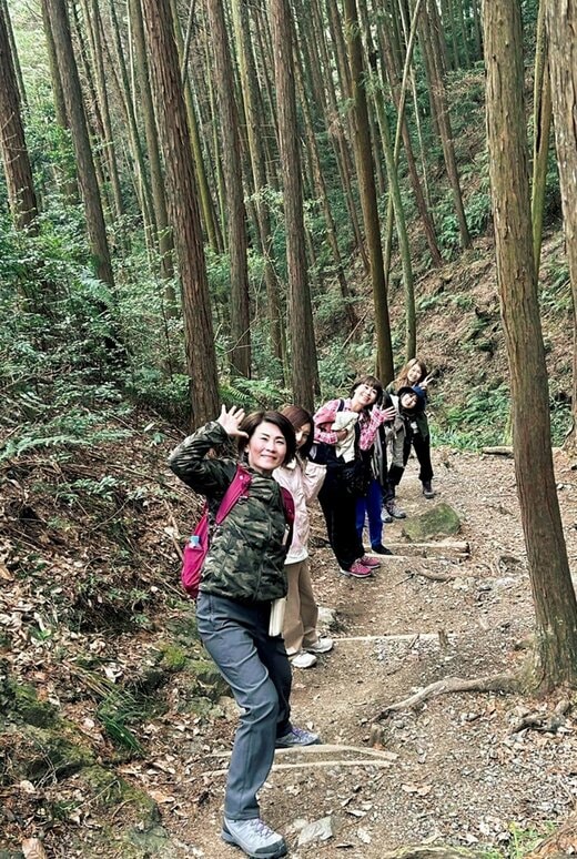 同世代の女性が登山する様子