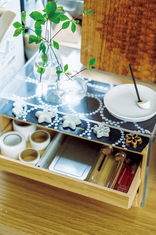 食器を保管する木棚