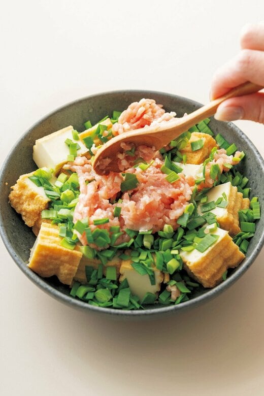 鶏肉をスプーンで平たくほぐす