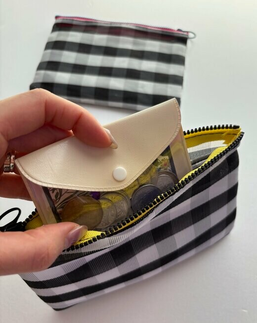 写真:小銭入れもすっぽり