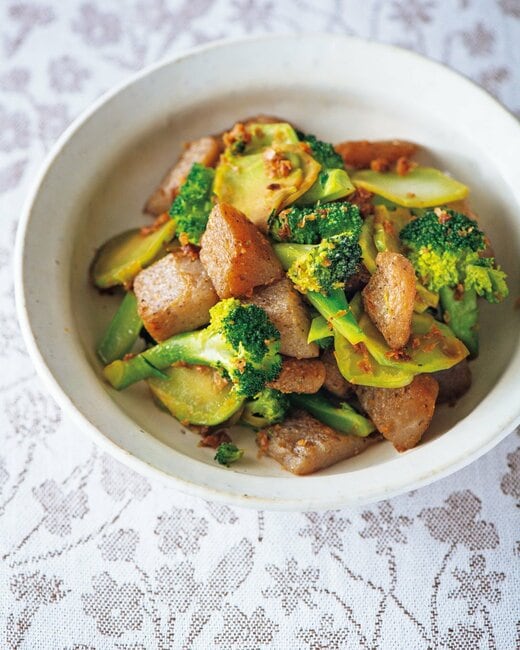 こんにゃく、ブロッコリーのおかか炒め