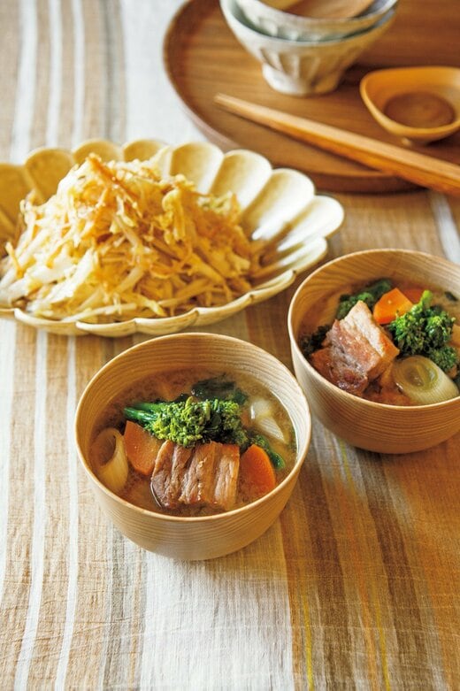 「菜の花のボリューム豚汁」と「白菜とさきイカのサラダ」