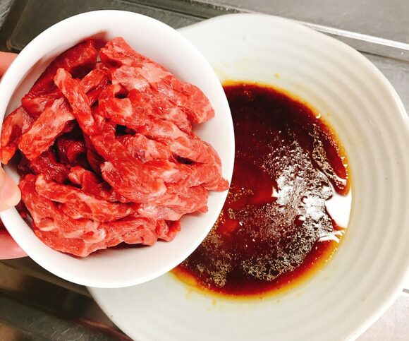 牛肉を加えてよくもみ込む