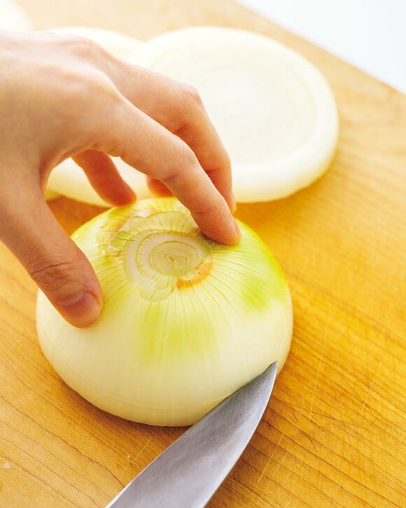タマネギを切る様子