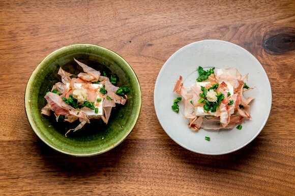 ごくありふれたいつもの料理が、深緑色の中鉢の色に引き立てられ、ちょっとおしゃれな雰囲気に