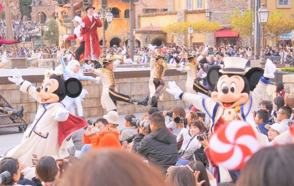 近くでミッキーやミニーのダンスを見ることができる