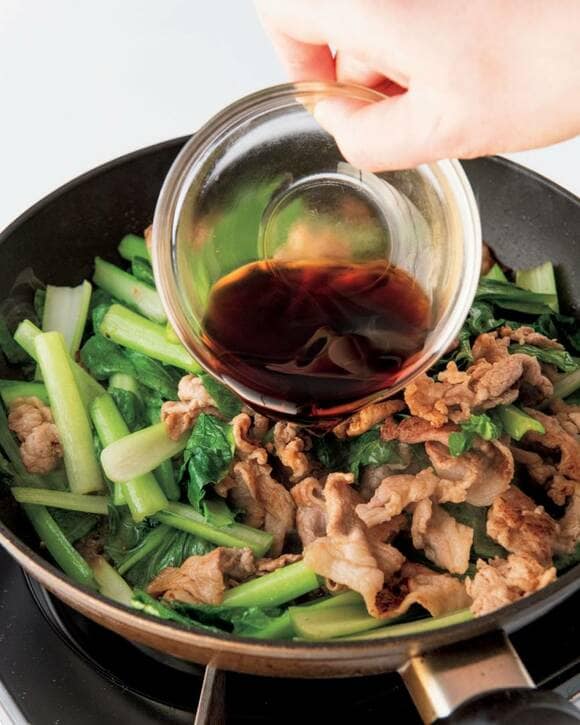 黄金比ダレを加え炒め合わせる