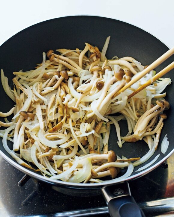 フライパンにゴボウシメジ