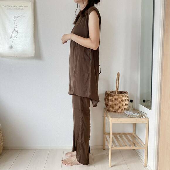 ヴィンテージサテンラウンジセットを着た女性横